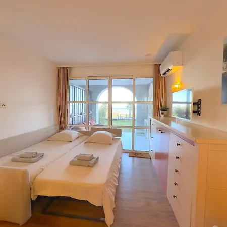 Ground Floor With Sea View And Pools In Cap Esterel 公寓 *